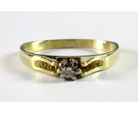 An 18ct yellow and white gold diamond solitaire ring (S).