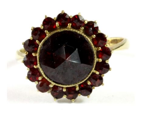 An 8ct yellow gold (stamped 333) garnet cluster ring (K.5).