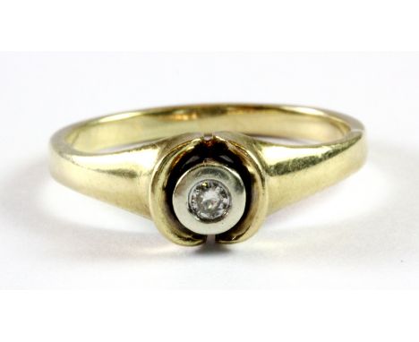 A 9ct yellow gold diamond set solitaire ring (N.5).