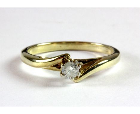 A 9ct yellow gold diamond solitaire ring (J.5).