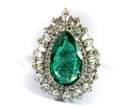 A stunning 18ct white gold ring set with a pear cut emerald surrounded by diamonds and diamond set shoulders (approx. 5.19ct 