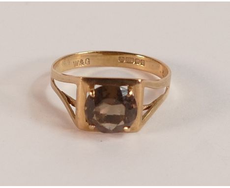 9ct gold ring set with light brown circular stone, size N, 1.9g.