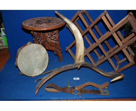 A Guides belt, wooden wine rack, cow horn, tambourine, antler, small table, etc