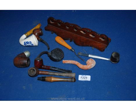 A pipe rack and pipes including china Delft pipe, a/f etc
