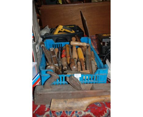 A tray of mixed hand tools including screwdrivers, chisels, draw-knife, brace and bits, leadbeater's tool, rasps, a wood plan