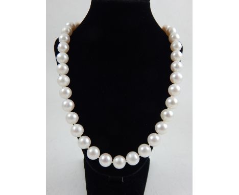 A uniform strand pearl necklace, with silver gilt clasp. 