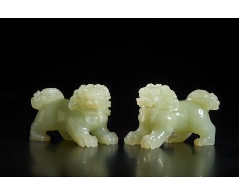 Chinese Art A pair o green jade buddhist lionsChina, 20th century. . Cm 12,00 x 8,50.