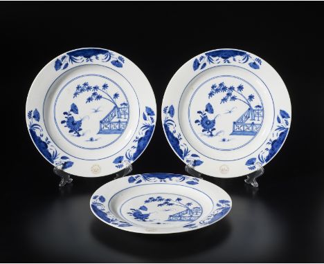 Chinese Art Three large blue and white porcelain dishesCina, Qing, Kangxi period, 17th/18th century. . Cm 32,50 x 3,00. unusu