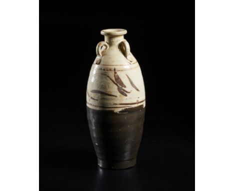 Chinese Art A chizou-ware pottery wine bottleChina, Jin dynasty (?), 12th-13th century. . Cm 12,50 x 29,50.