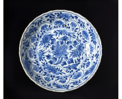 Chinese Art A blue and white porcelain dishChina, Qing, Kangxi mark and period. . Cm 17,00 x 3,50. decorated with floral scro