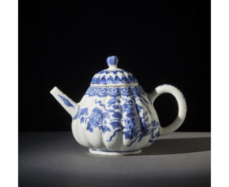 Chinese Art A blue and white ribbed porcelain teapot. China, Qing dynasty, Kangxi period, 18th century. . Cm 15,00 x 11,00.