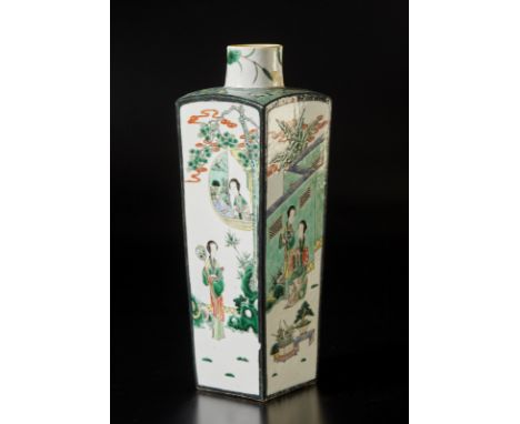 Chinese Art A faceted famille verte porcelain vase China, Qing dynasty, Kangxi mark and period . . Cm 15,00 x 45,50.