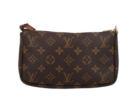 LOUIS VUITTON Pochette "POCHETTE ACCESSOIRES NM", Koll. 2003. Akt. NP.: 950,-€. Monogram Canvas Serie mit goldfarbener Hardwa