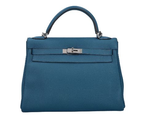 HERMÈS Handtasche "KELLY BAG 32", Koll. 2013. Clemence Leder in Blau mit silberfarbener Hardware. Klassisches Modell mit Schu