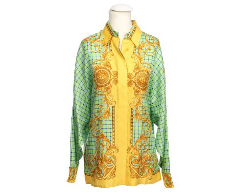 VERSACE ISTANTE VINTAGE Seidenbluse, Gr. 40. 100% Seide in Hellgrün und Gelb. Verdeckte Knopfleiste. Dekorative Musterung. Le
