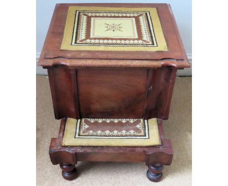 Victorian mahogany commode. Approx. 46cm H x 47cm W x 44cm D

Used condition, scuffs and scratches, interior bowl cracked 