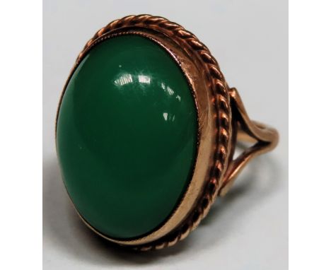 9ct gold dress ring with central oval jade coloured stone. Total Weight Approx. 6.1g

Reasonable used condition 
