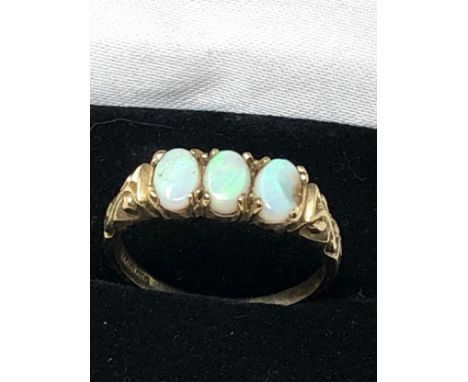 9ct gold vintage opal three stone dress ring (2.4g) chip to 1 opal