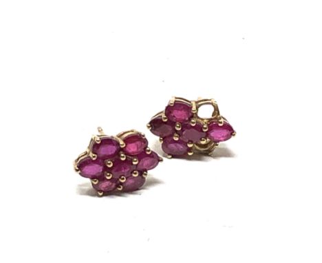 pair 9ct gold ruby earrings missing 2 rubies weight 2g
