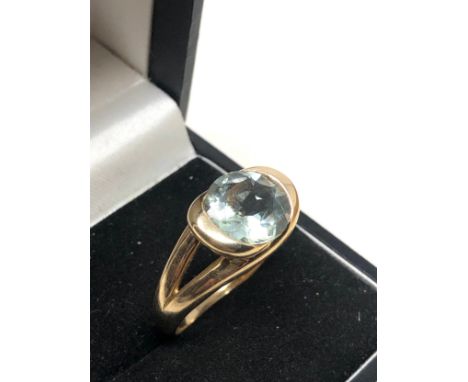 9ct gold light blue gemstone ring weight 5.5g