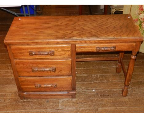 A 20th century American desk, made by J. B. Van Sciver Co., with four drawers. H: 77cm W: 70cm D: 48cm