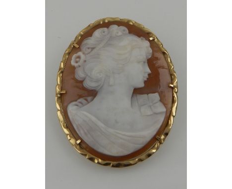 A 9 carat yellow gold mounted cameo decorated with a profile portrait of a lady