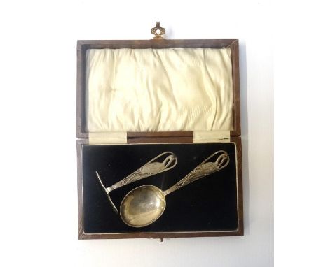 GEORGE V SILVER CHRISTENING SETthe spoon and push with raised Pelican design to handles, 'W.H.C. Glasgow 1930', with fitted b