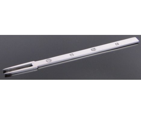 A modern sterling silver pickle fork,Sheffield 1980, cased.