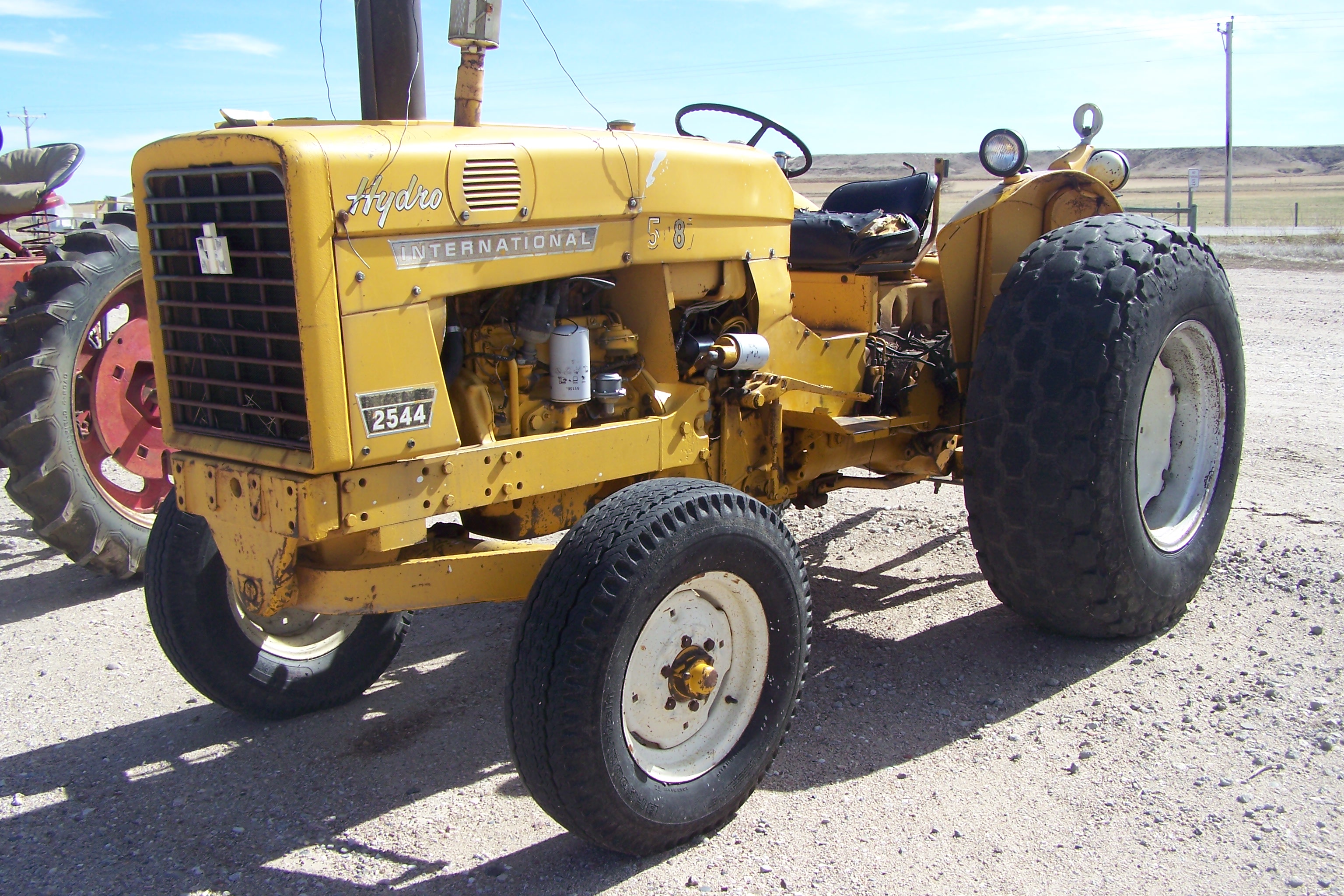 IH 2544 Tractor, Gas