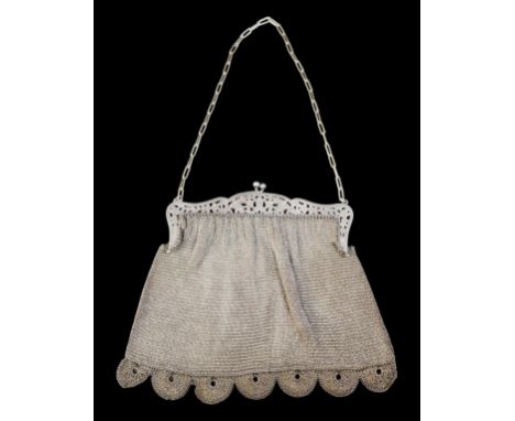 A white metal chain mail opera bag, 422g / 13.56 toz.