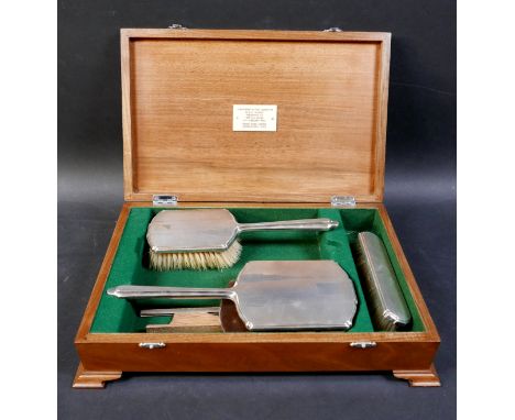 A George VI silver presentation dressing table set, Albert Carter, Birmingham 1945, 3.7toz of weighable silver, with fitted w