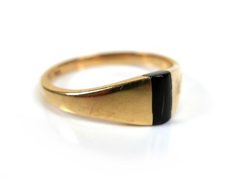 A 14k yellow gold ring, by Kabana, with a single band of onyx, 6.2 by 3.0mm, on a tapering band, 2.0 at narrowest, size L, 2.