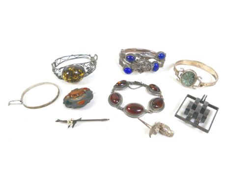 A group of silver jewellery, comprising a Chinese silver hinged bangle set with lapis lazuli and formed as a dragon, 31 by 69
