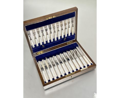 Edwardian oak Walker &amp; Hall canteen containing a set of twelve pairs of Epns mother of pearl handled fruit knives L x 17c