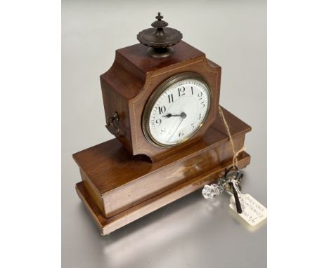 Edwardian Neoclassical inspired mahogany cased mantle clock with bras cast urn finial to top above a boxwood strung octagonal