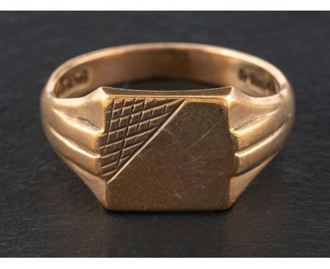 A 9ct gold square signet ring, with reeded shoulders, with hallmarks for London, 1974, length of ring head ca. 2cm, ring size