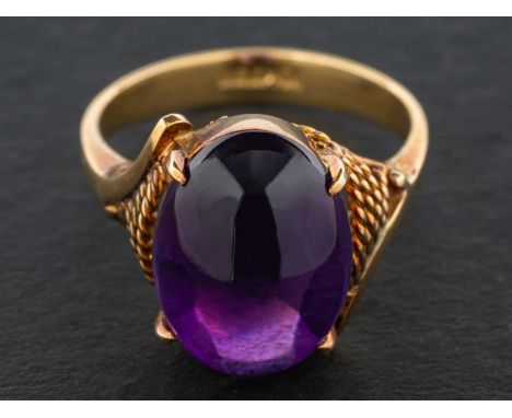 A cabochon-cut amethyst ring, estimated amethyst weight ca. 11cts, stamped '18K 750', length of ring head ca. 1.5cm, ring siz