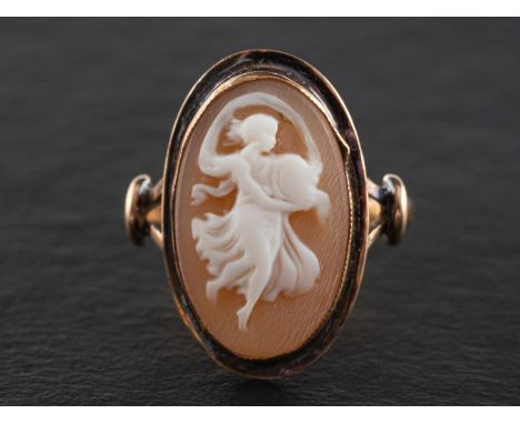 A shell cameo ring depicting Euphrosyne, the goddess of joyfulness, length of ring head ca. 2.1cm, ring size N, total weight 