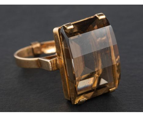 A 9ct gold, fancy-cut smokey quartz dress ring, with hallmarks for London, 1972, length of ring head ca. 2.1cm, ring size Q1/