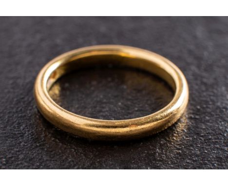 A 22ct gold band ring, with hallmarks for Birmingham, ring size K, total weight ca. 3.8gms.