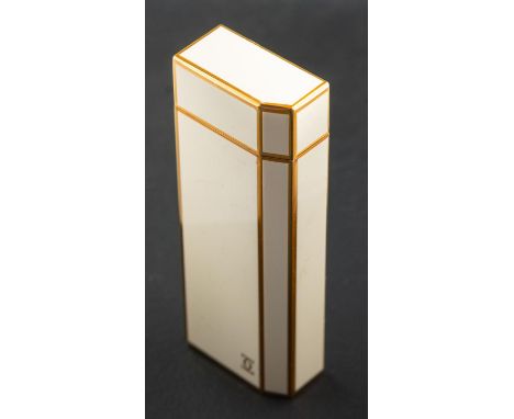 A Must de Cartier gold plated and cream lacquer lighter, numbered G95716 total length ca. 7cm total weight ca. 99gms.