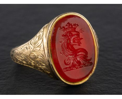 A carnelian signet ring, engraved with heraldic crest, length of ring head ca. 1.6cm, ring size H1/2, total weight ca. 4.4gms
