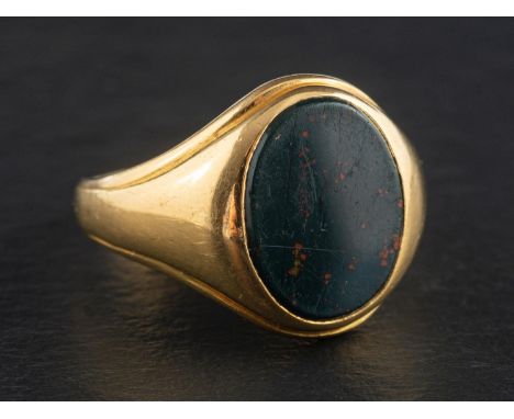A bloodstone signet ring, length of ring head ca. 1.5cm, ring size N1/2, total weight ca. 7gms. 