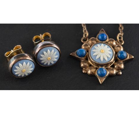 A silver gilt Wedgewood jasperware daisy necklace and pair of ear studs, the necklace set with cabochon-cut lapis lazuli, wit