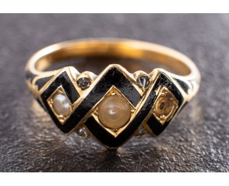  A 19th century seed pearl and black enamel mourning ring, with glazed compartment to verso with indistinct inscription, leng
