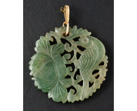 A circular, carved jade pendant, depicting pheasant and foliage, diameter ca. 3.5cm, total weight ca. 6.3gms.  