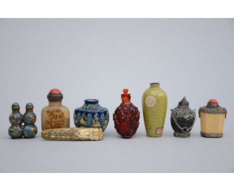 Lot: 7 tabatières et un netsuke