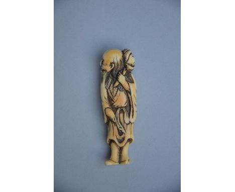 Netsuke japonais en ivoire 'homme au fleur' (h 7 cm)