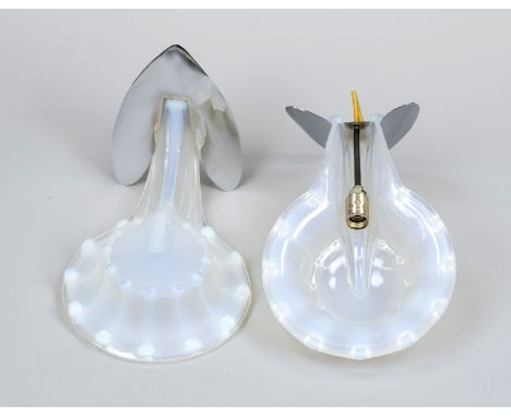 Paar Art-déco Wandlampen, 1. H. 20. Jh., verchromte Halterung, organisch geformter Schirm aus Opalglas, L. 33 cm