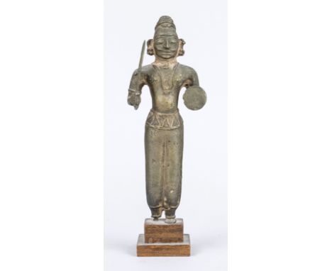 Figur eines Kriegers, Indien 18./19. Jh., Bronze. Rechter Fuß fehlt, in der rechten Hand ein Schwert, in der linken ein Schil
